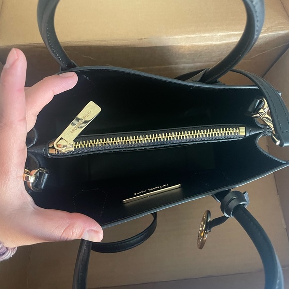 🖤 Micheal Kors crossbody - Picture 3 of 4